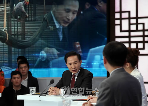 질문에 답변하는 이 대통령
