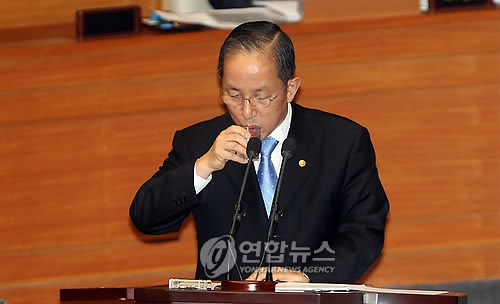 물 마시는 김태영 장관(자료사진)
