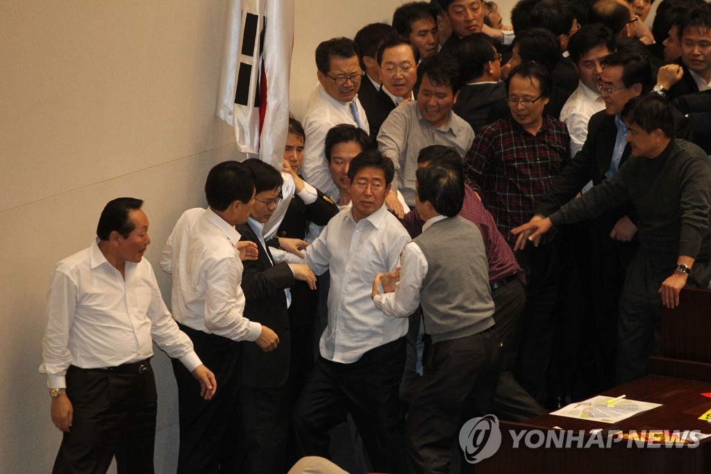 대한민국 연말 풍경.. 국회 몸싸움