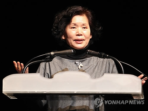 2010년 대한민국연극대상 연기상을 수상할 당시 배우 윤소정의 모습[연합뉴스 자료사진