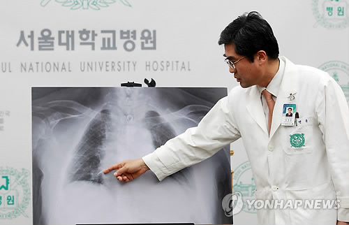 지난해 4월 29일 노태우 전 대통령의 침 제거 수술을 한 서울대학병원 성명훈 이비인후과장이 서울대학병원에서 열린 기자회견에서 엑스레이 사진 등을 공개하며 수술 결과에 대해 설명하고 있다.(자료사진)