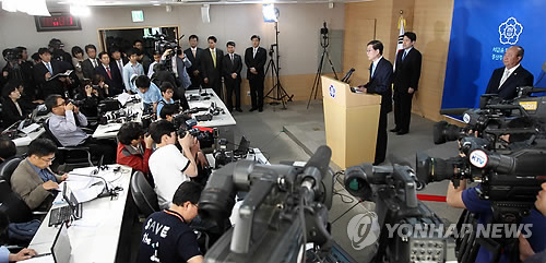 담화문 발표하는 김황식 총리