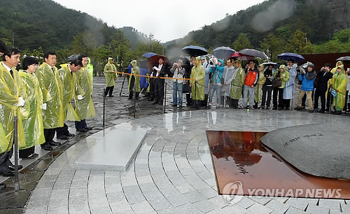 盧 서거 2주기..묘역 참배하는 야당 대표들