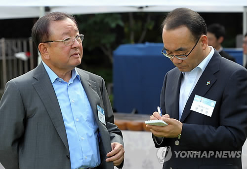박재완.강만수가 나눈 이야기(자료사진)