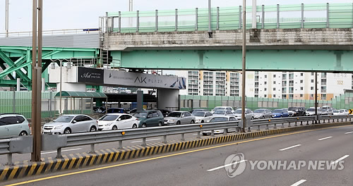 주차장으로 변한 도로