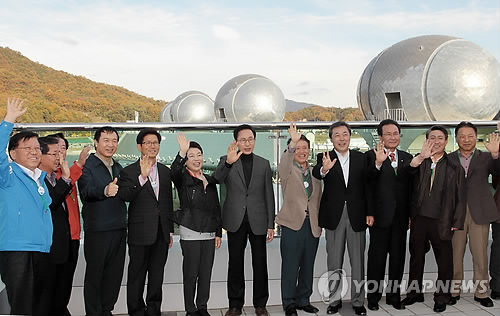 한강 이포보서 손흔드는 李대통령