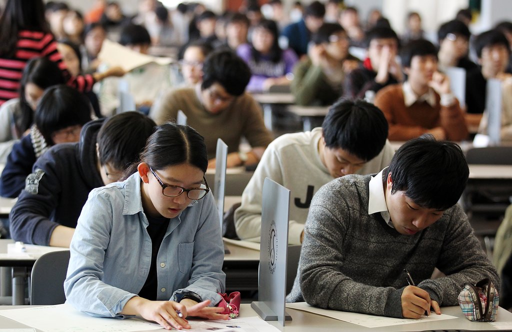 논술시험 치르는 수험생들
