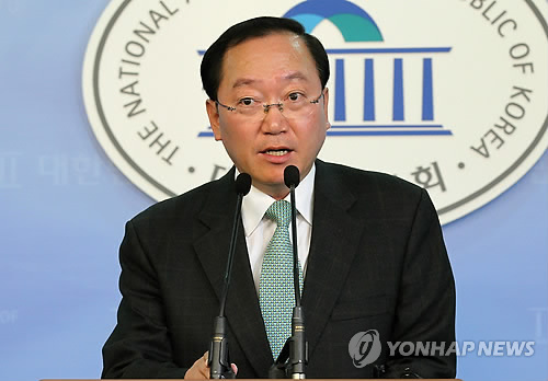 지난 10월 서울시장 등 재보궐선거 당일 선관위 홈페이지를 분산서비스공격(DDoS)한 범인이 한나라당 최구식 의원실의 직원인 것으로 드러난 2일 오후 최구식 의원이 국회 정론관에서 경찰 발표에 대한 입장을 밝히고 있다.(자료사진)