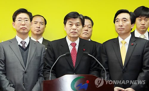 기자회견하는 이춘희(가운데) 전 행복청장(자료사진)