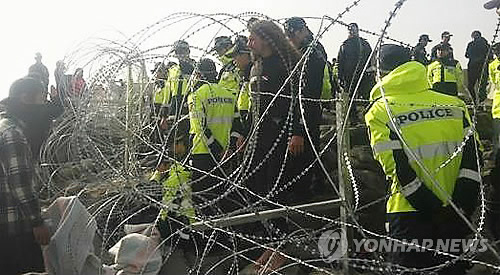 국제 평화활동가, 제주해군기지 부지서 연행돼