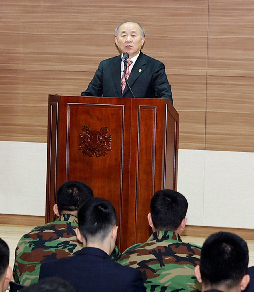 울산대서 강연하는 류우익 통일부장관