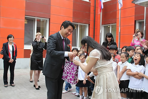 이주호장관 모스크바 한국학교 이전 기념식 참석
(모스크바=연합뉴스) 유철종 특파원 = 러시아 모스크바 한국학교 이전 기념식에 참석한 이주호 교과부 장관이 1일(현지시간) 학생들에게 선물을 나눠주며 환하게 웃고 있다. 2012.06.02.cjyou@yna.co.