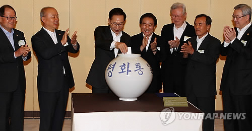 통일항아리에 기부하는 이명박 전 대통령(연합뉴스DB)