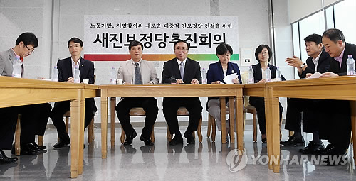 새진보정당추진회의 1차 중앙운영위원회가 열린 지난달 18일 오전 국회 의원회관에서 통합진보당을 탈당한 천호선, 서기호 의원, 조준호 전 통합진보당 공동대표, 노회찬, 심상정, 김제남 의원(왼쪽부터) 등이 참석했다. (자료사진)