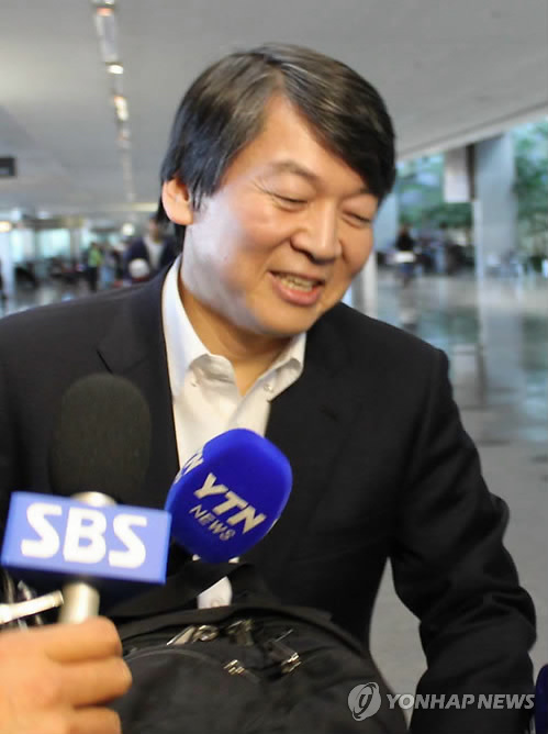 미국 도착한 안철수 전 후보에 쏟아지는 질문