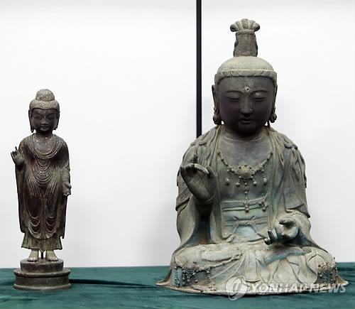 일본 나가사키(長崎)현 쓰시마(對馬)시 두 곳의 신사에 보관 중이던 동조여래입상(왼쪽)과 관세음보살좌상. (자료사진)