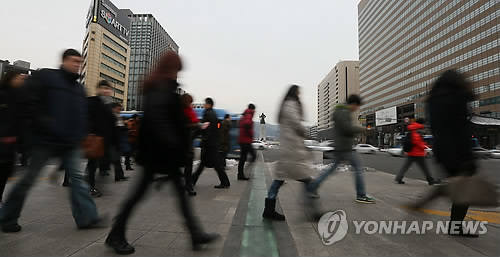 출근길 시민들이 서울 광화문 네거리를 건너고 있다.(자료사진)