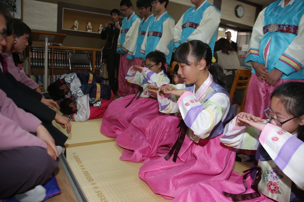 한복 차림 이색 졸업식