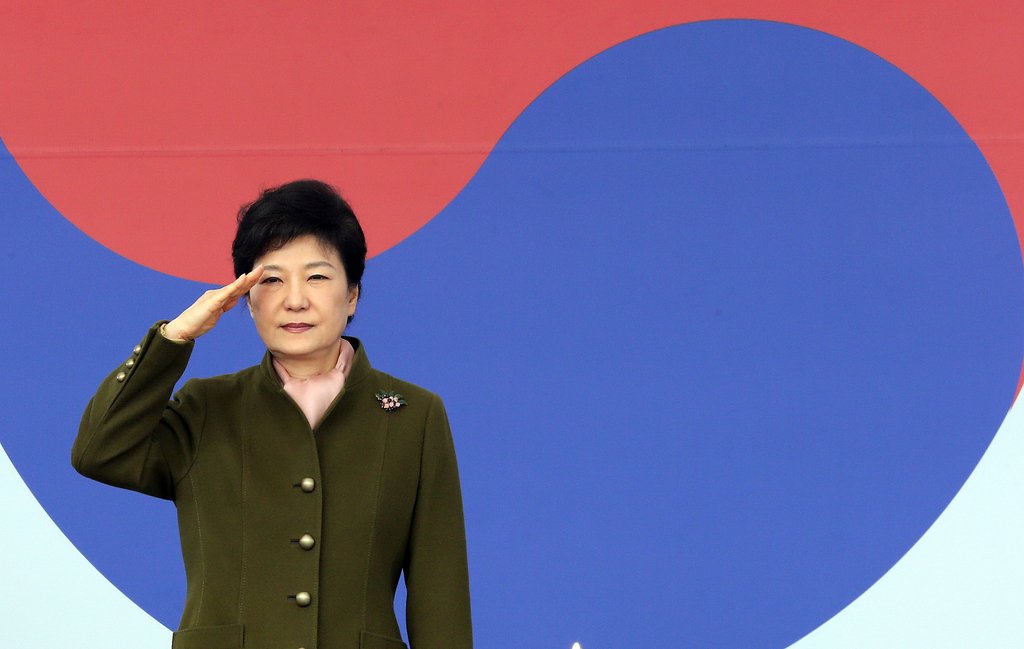 경례하는 박근혜 대통령(자료사진)
