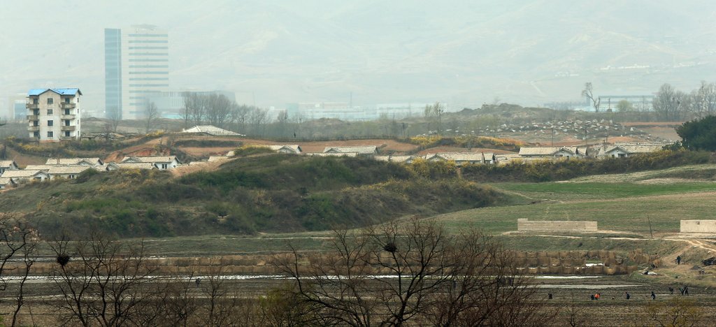 판문점에서 바라본 북한 기정동 마을이 평온해 보인다.<<연합뉴스DB>>