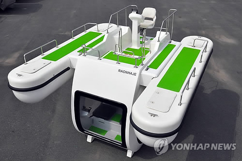 경기국제보트쇼에 선보이는 반잠수정 '펭귄'
