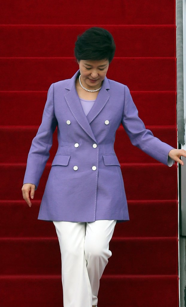 박근혜 대통령이 미국순방을 마치고 전용기에서 내리고 있다.(자료사진)