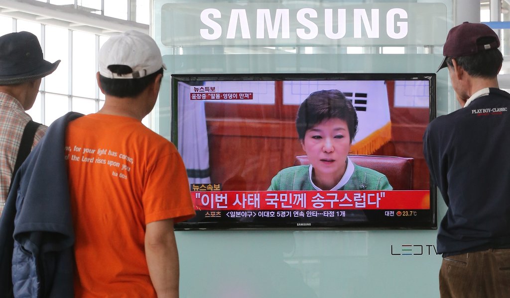 서울역에서 시민이 뉴스특보를 시청하고 있다. (자료사진)