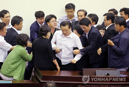 의사봉 대신 주먹으로 날치기 통과