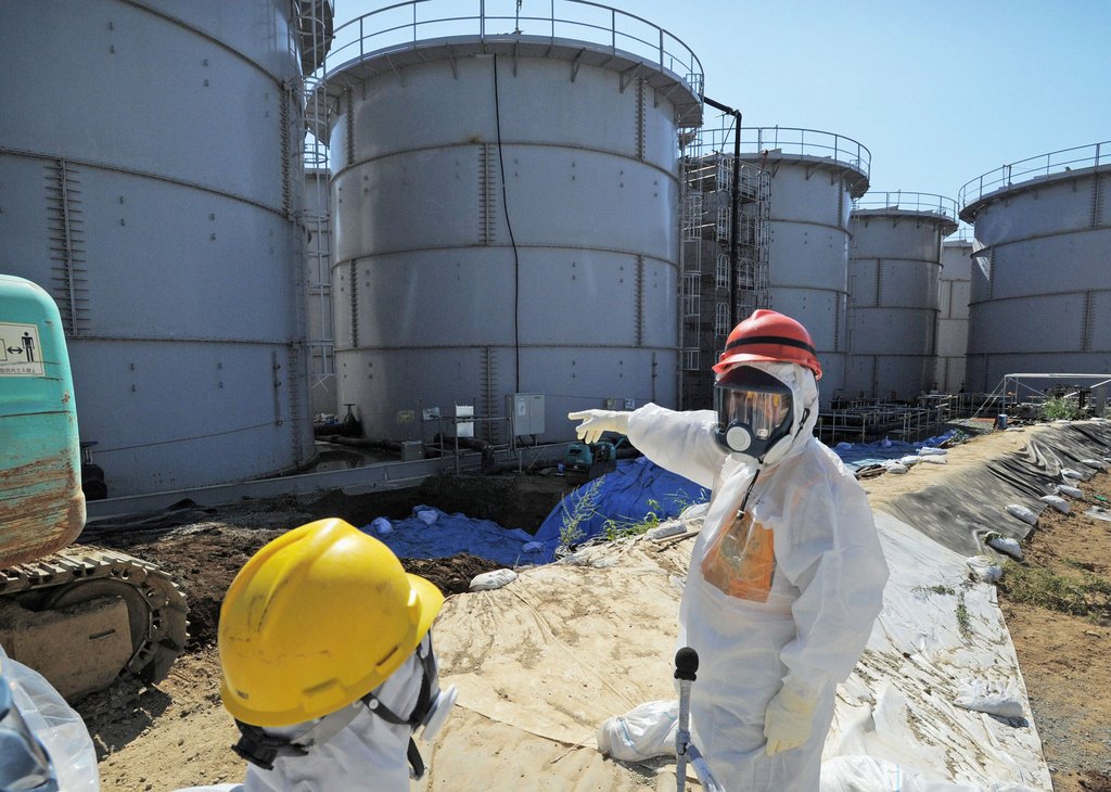지난달 26일 후쿠시마 제1원자력발전소를 방문해 오염수 유물 문제 대응 상황을 살펴보는 모테기 도시미쓰(茂木敏充) 일본 경제산업상. (교도=연합뉴스DB)