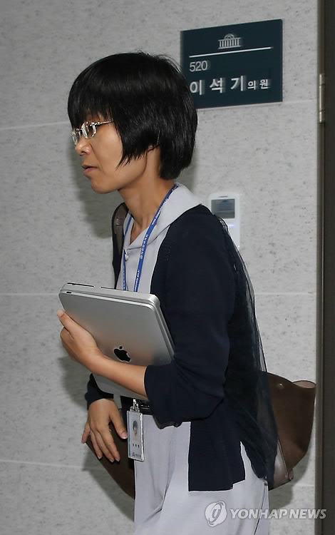 이석기 의원실 나오는 우위영 보좌관