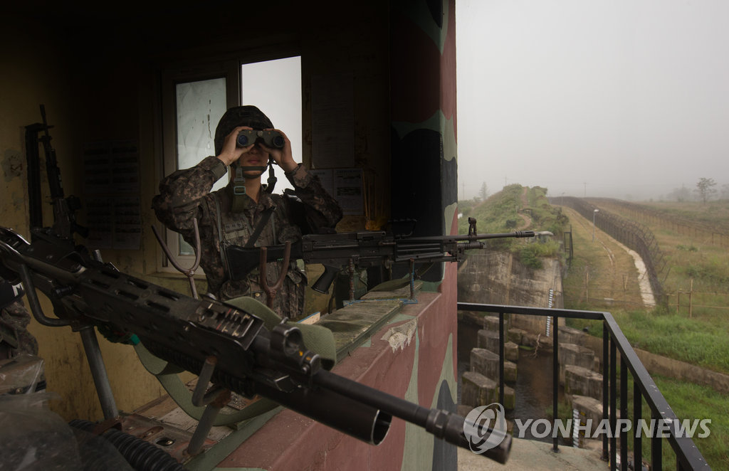 남북한이 19일 오후 파주지역 비무장지대(DMZ) 내 군사분계선(MDL) 인근에서 총격전을 벌였다고 합동참모본부가 밝혔다. 비무장지대에서 경계 근무 중인 우리 군 (연합뉴스 자료사진)