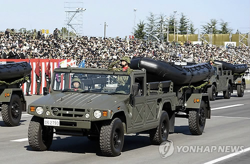 자위대 열병식 참가한 센카쿠 방어 부대
(도쿄 교도=연합뉴스) 27일 일본 사이타마(埼玉)현 소재 육상 자위대 아사카 훈련장에서 자위대원 약 4천명, 전투기와 초계기 등 항공기 50대와 탱크 등 차량 240대가 참가한 가운데 연례 열병식 행사가 열렸다. 낙도 방위 역할을 하는 '서부방면 보통과 연대'가 사상 처음으로 이 행사에 참가, 행진하고 있다. 중국과의 갈등 지역인 동중국해 센카쿠에 대한 방어 의지를 피력한 것으로 풀이된다.
2013.10.27 <<국제뉴스부 기사참조>>
jhcho@yna.co.kr
