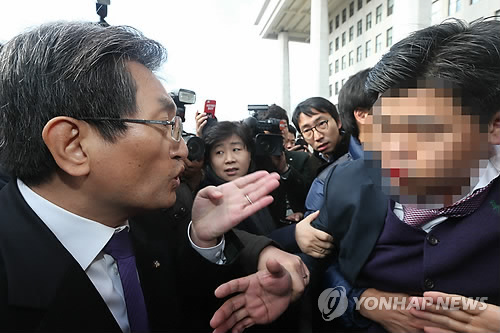 청와대 직원과 몸싸움 벌이는 노영민 의원