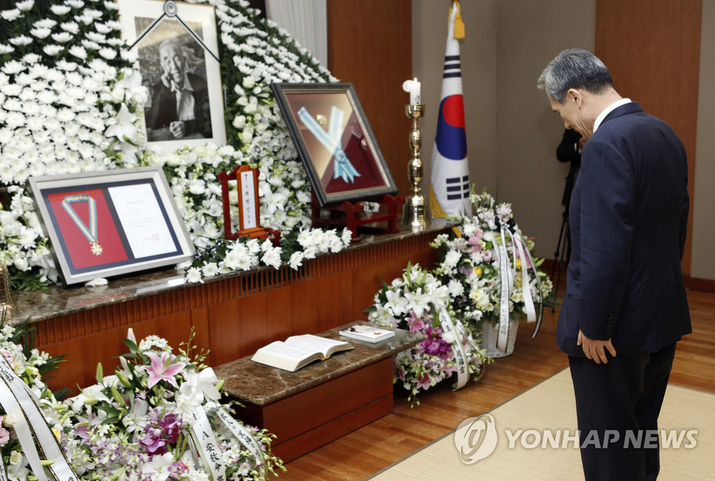 묵념하는 김관진 국방부 장관