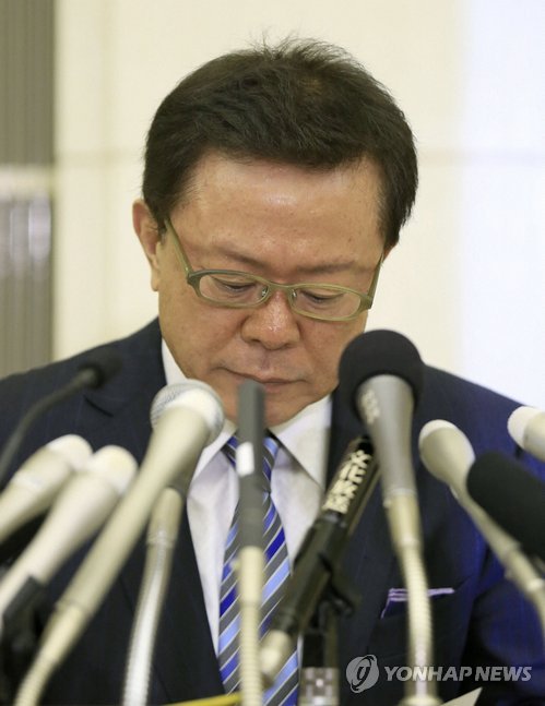 '비리의혹' 사퇴 회견하는 도쿄 도지사
(도쿄 교도=연합뉴스) 불법자금 수수의혹을 받아온 이노세 나오키(67·猪瀨直樹) 도쿄도(都) 이노세 지사가 19일 도쿄 도청에서 열린 기자회견에서 사퇴 의사를 밝히고 있다. 2013.12.19 <<국제뉴스부 기사참조>>
jhcho@yna.co.kr
