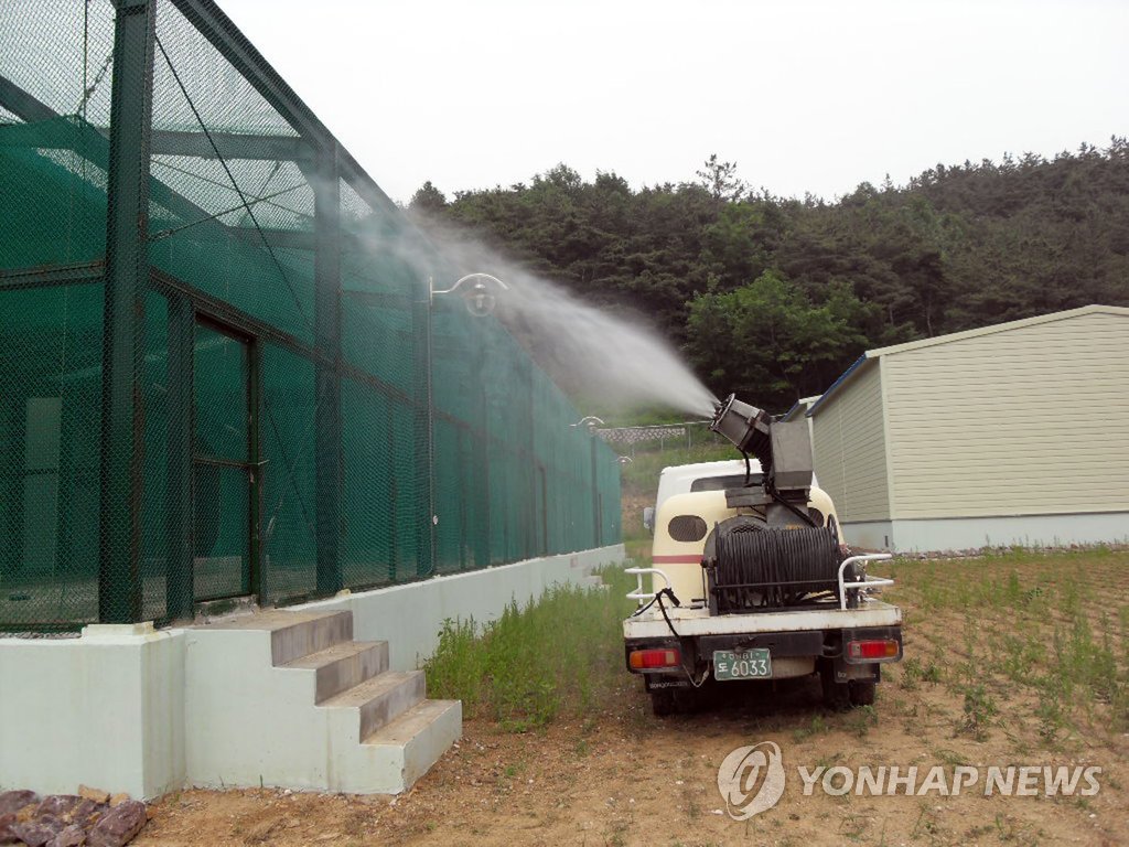 따오기 번식장에 AI 소독약 살포
