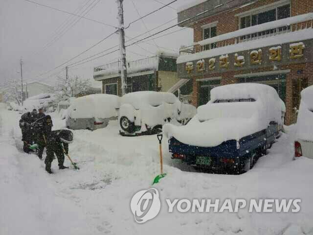 제설작업 나선 군 장병