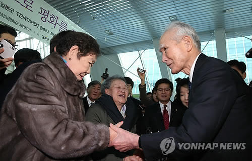 위안부 할머니 손잡은 무라야마 전 일본 총리