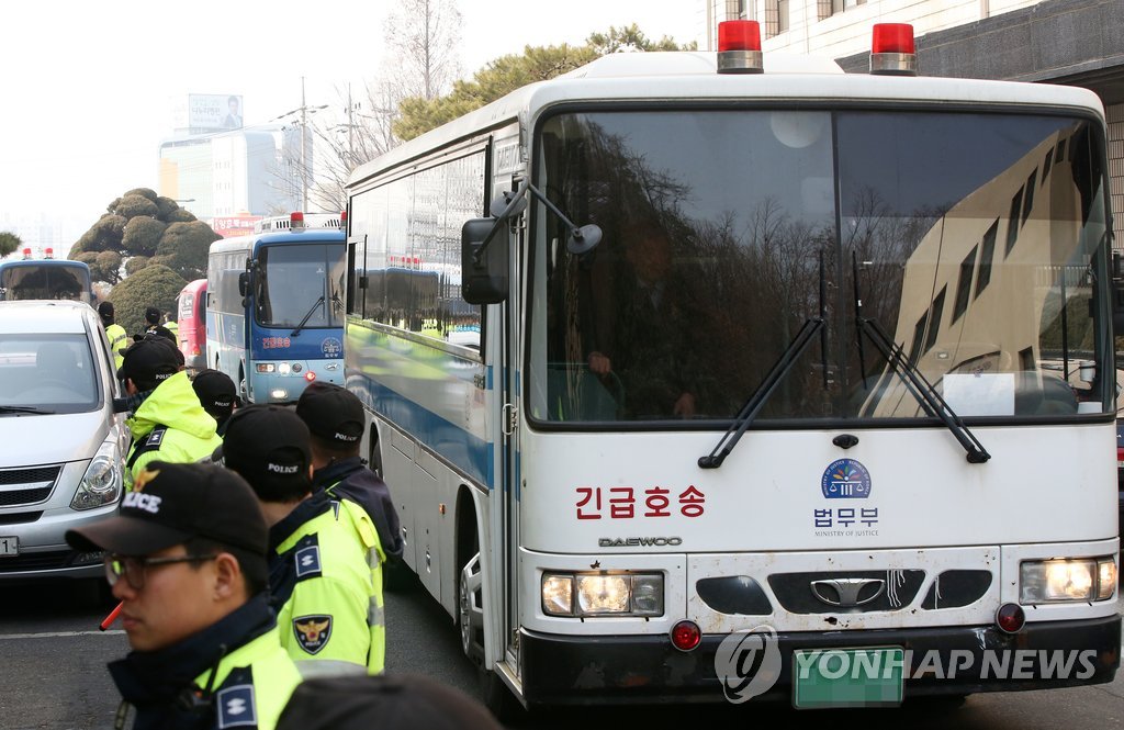 수원지방법원 들어서는 '내란음모 사건' 피의자 호송차량