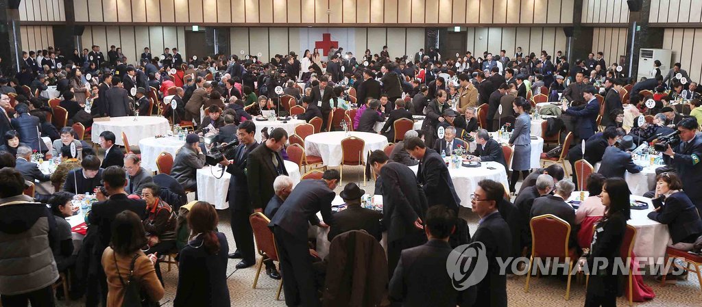 지난해 2월 23일 금강산면회소에서 단체상봉이 열리고 있다. (연합뉴스 자료사진)