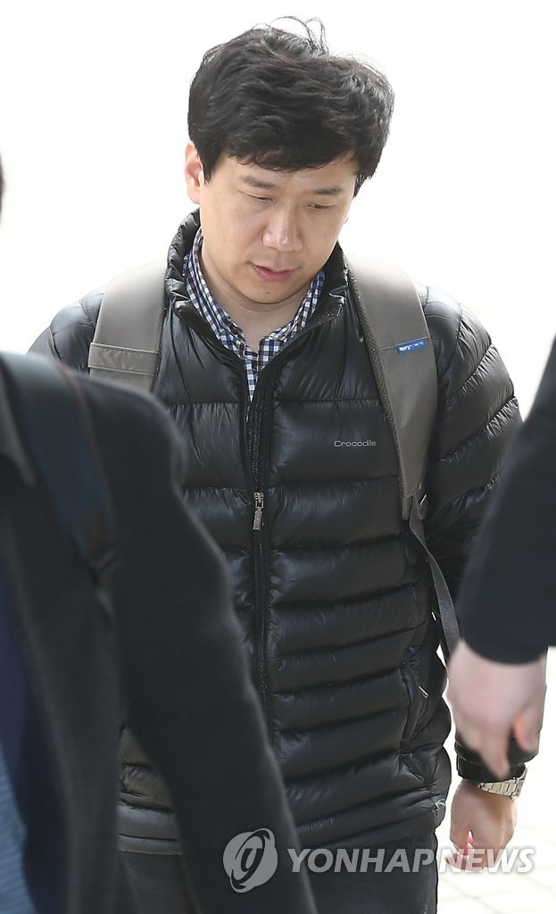 국가보안법상의 간첩 혐의로 기소된 유우성씨가 28일 오후 서울 서초구 서울고등법원에서 열린 항소심 공판에 출석하고 있다