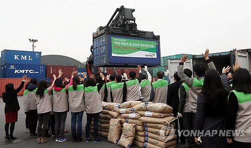 북한으로 가는 영양식 재료(연합뉴스 자료사진)