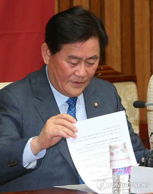 회의 자료 살펴보는 최경환