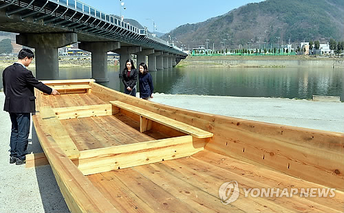 정선 조양강 나룻배 '아리랑 2호'