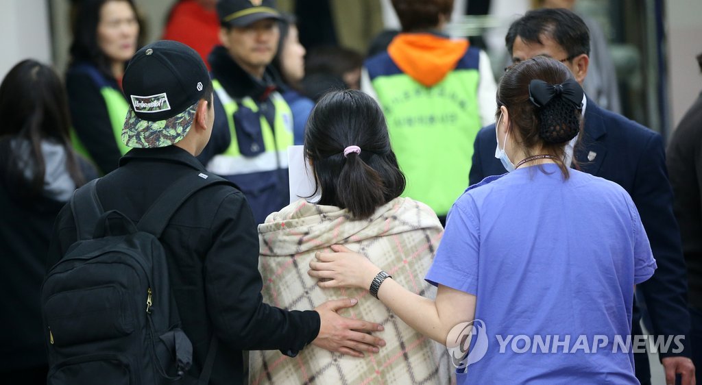 전남 진도 해상 침몰 여객선에서 구조된 학생들이 지난 16일 밤 경기도 안산 고대안산병원에 도착, 진찰실로 향하고 있다. 