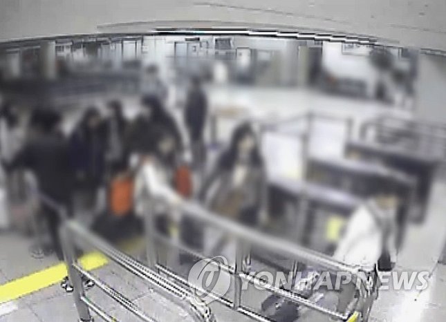 안산단원고 학생들 등 승객이 세월호 침몰 사고가 발생하기 전 인천 연안여객터미널에서 승선하기 위해 게이트를 지나는 모습이 담긴 CCTV 영상이 공개됐다. 