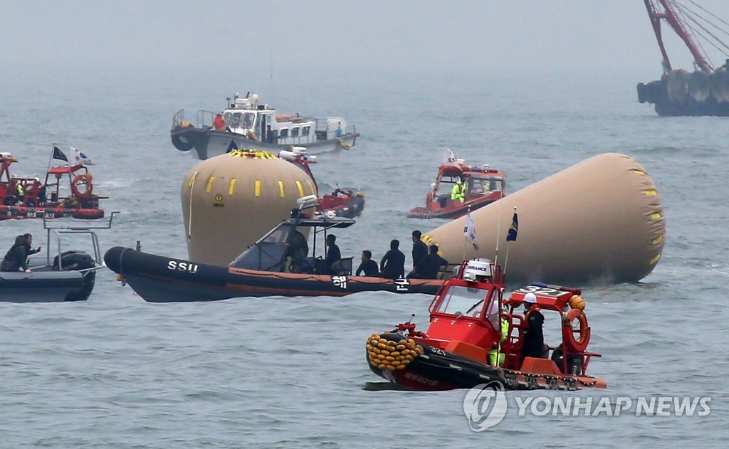 <여객선침몰> 사력 다하는 구조대원들