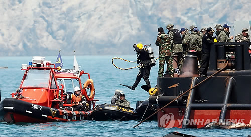 세월호가 침몰한 전남 진도군 조도면 병풍도 북쪽 3㎞ 해상에서 민·관·군 잠수사들이 정조 시간에 맞춰 잠수하고 있다.
