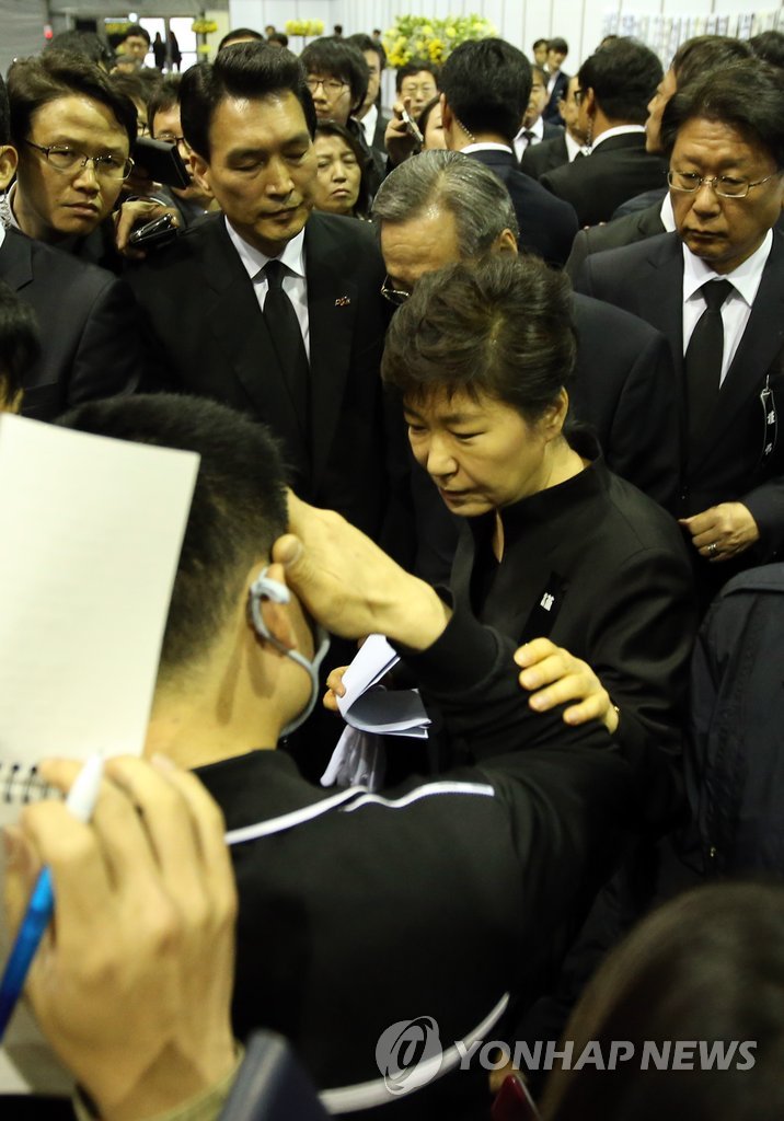 유족 위로하는 박 대통령