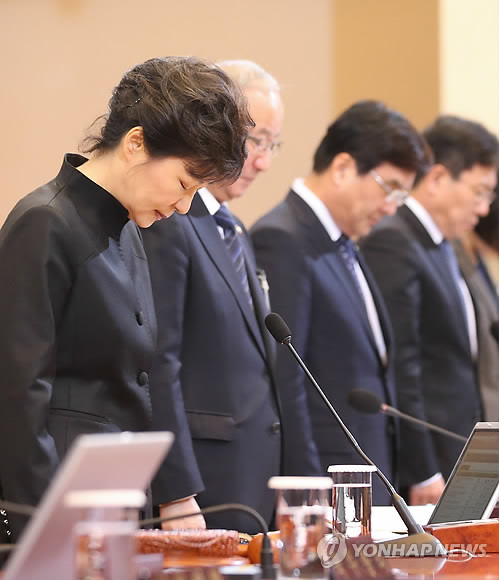희생자 애도 묵념하는 박 대통령과 국무위원